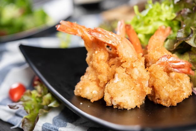 Foto gratuita camarones crujientes con ensalada