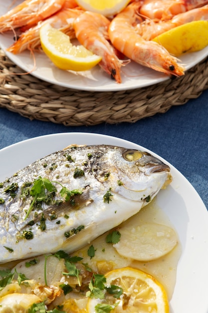 Foto gratuita camarones y dorada sabrosos de alto ángulo