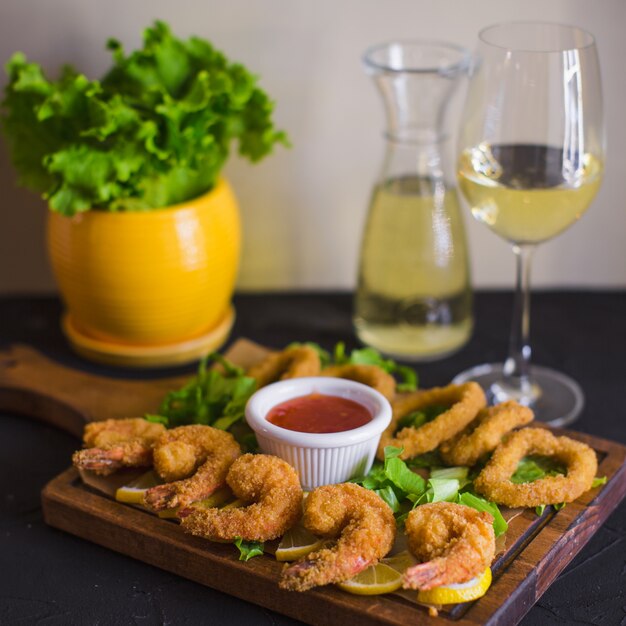 Camarones fritos crujientes y calamares servidos con salsa de limón y chile dulce