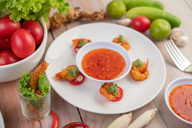 Foto gratuita camarones fritos rebozados dispuestos maravillosamente en un plato blanco.