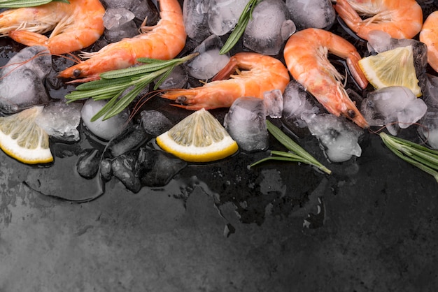 Camarones en hielo con limón y hierbas