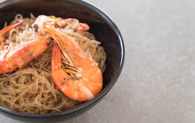 Camarones en macetas con fideos