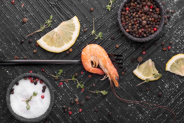 Foto gratuita camarones de mariscos frescos con especias y limón