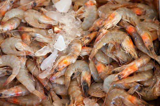 camarones en el mercado