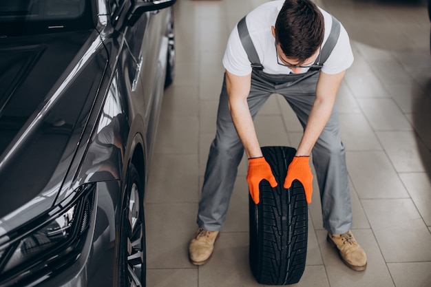 Cambio de neumáticos mecánico en un servicio de automóvil