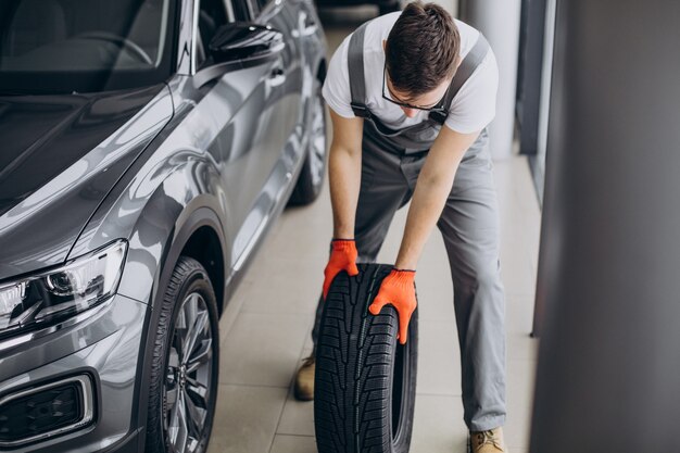 Cambio de neumáticos mecánico en un servicio de automóvil