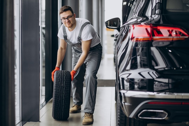 Cambio de neumáticos mecánico en un servicio de automóvil