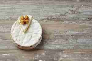 Foto gratuita camembert en caja de madera sobre fondo de tabla grunge