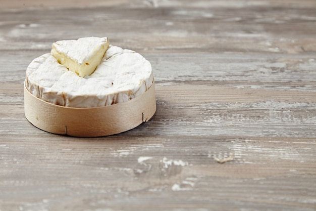 Camembert en caja de madera sobre mesa grunge