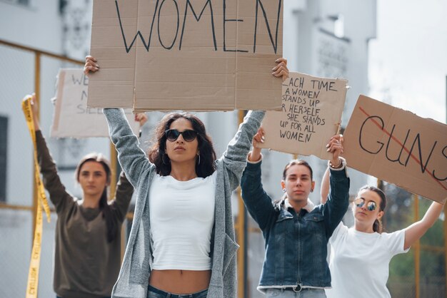 Caminando hacia adelante. Grupo de mujeres feministas al aire libre protesta por sus derechos