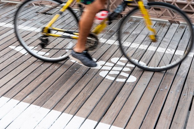 Caminando con la bicicleta en la ciudad