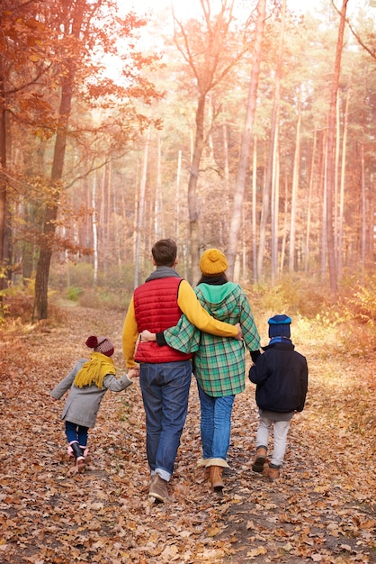 Caminando con la familia en otoño