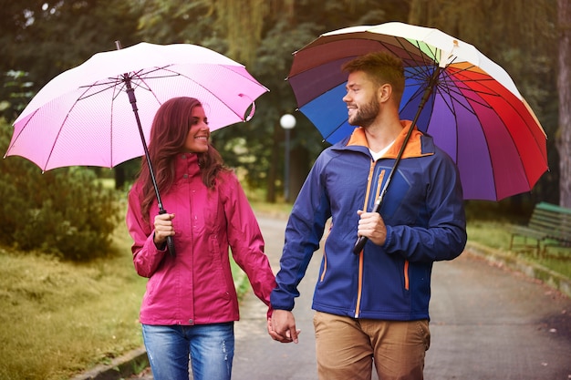 Foto gratuita caminando bajo la lluvia bajo el paraguas con mi bebé