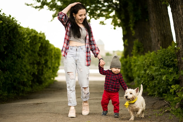 Caminando madre mujer niño bebé