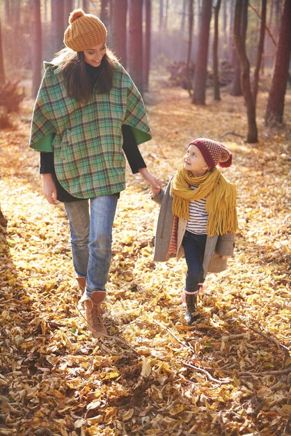 Caminando con mamá en el bosque