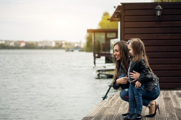 Caminando mujer familia hija niño