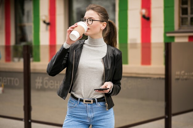 Caminando profesional mujer negocios asiática