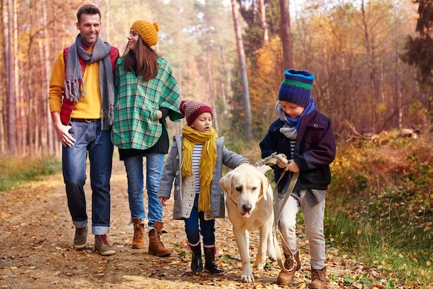 Caminando con toda la familia en la temporada de otoño.