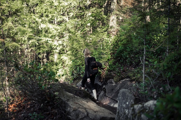 Caminante femenino que camina ir de excursión en bosque