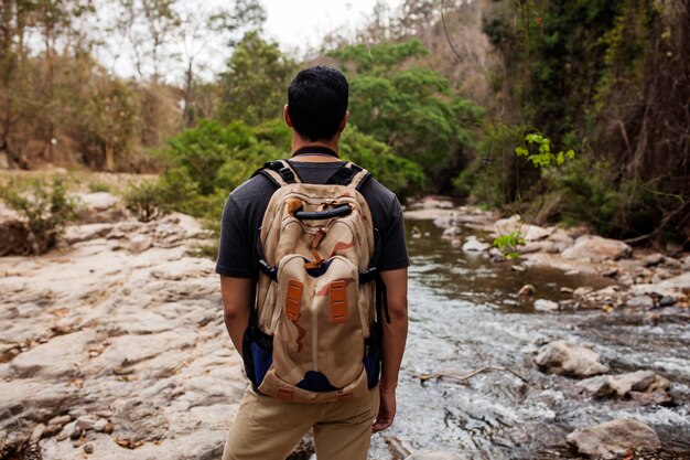 Caminante mirando un río