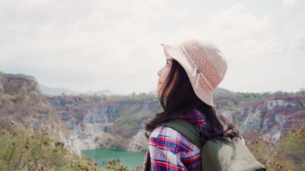 Caminante mujer asiática mochilero caminando a la cima de la montaña, Mujer disfrutar de sus vacaciones en la aventura de senderismo sensación de libertad.