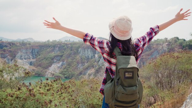 Caminante mujer asiática mochilero caminando a la cima de la montaña, Mujer disfrutar de sus vacaciones en la aventura de senderismo sensación de libertad.
