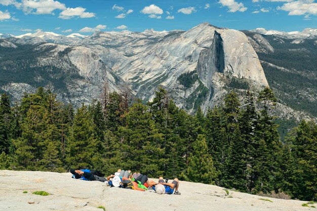 Caminante tome un descanso en Half Dome en el Parque Nacional Yosemite.