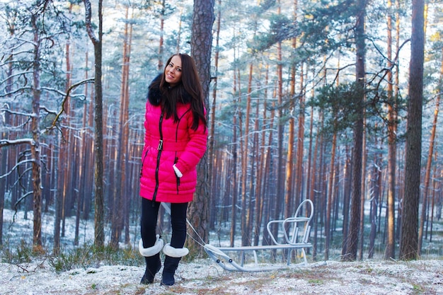 Foto gratuita caminar en el bosque de invierno con trineo