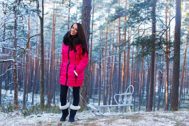 Caminar en el bosque de invierno con trineo