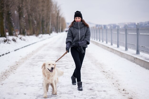 Caminar caminando parque mujer perro