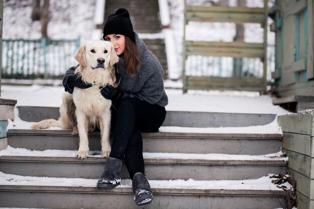 Caminar perro persona mujer retriever