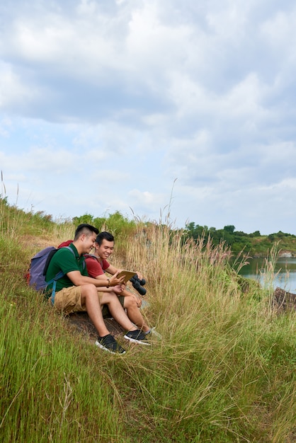 Foto gratuita caminatas descansando por el lago