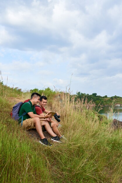 Caminatas descansando por el lago