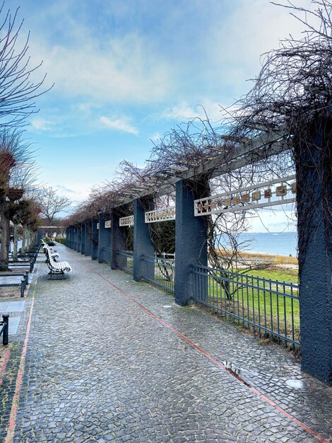 Foto gratuita camino con acceso al paisaje marino del mar