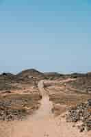 Foto gratuita camino de arena en un valle rocoso en la isla de lobos