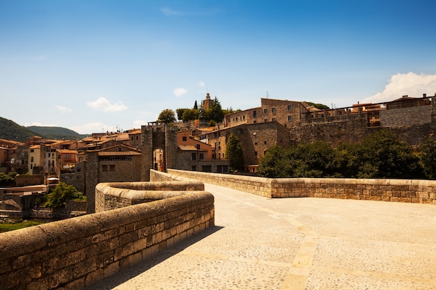 Camino a la ciudad medieval. besalu