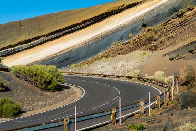 Foto gratuita el camino cortaba una colina en el volcán teide.