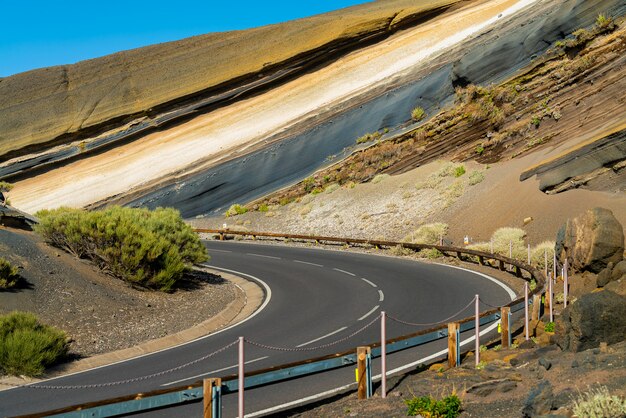 El camino cortaba una colina en el volcán Teide.