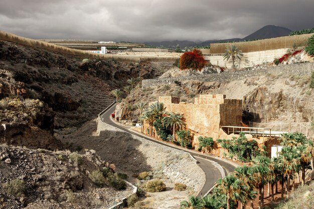 Camino del desierto con pequeño pueblo