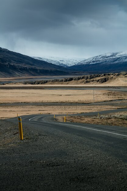 camino estrecho en un campo