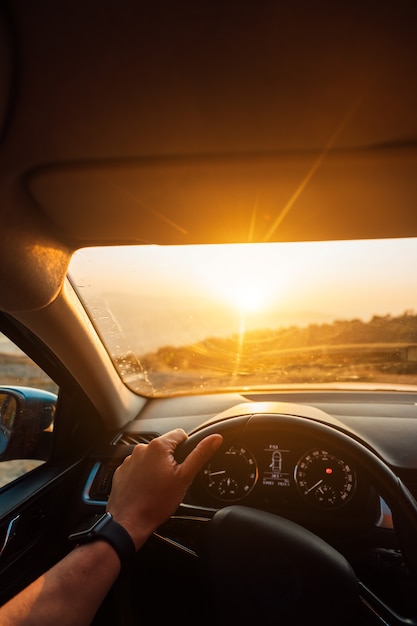 El camino hacia el éxito: un conductor que viaja por una carretera