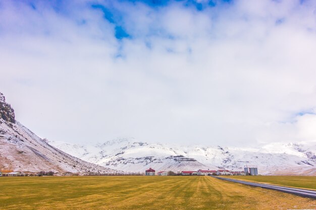 Camino en Islandia, temporada de invierno.