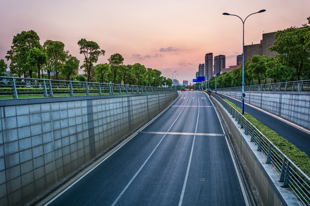 Camino limpio de la ciudad, tráfico rápido de la ciudad.