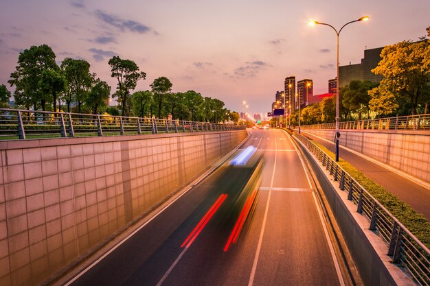 Camino limpio de la ciudad, tráfico rápido de la ciudad.