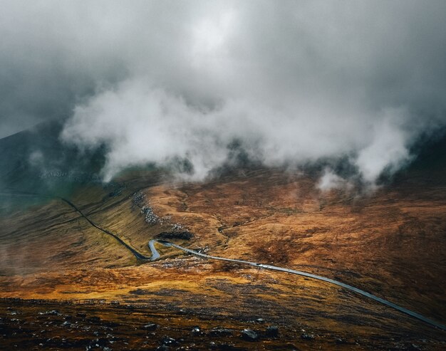 Camino en la montaña bajo las nubes