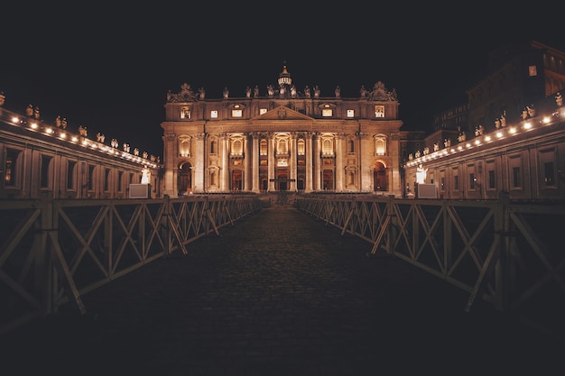 Camino que conduce a la Basílica de San Pedro por la noche