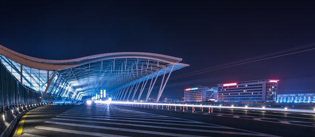 Camino a través de la ciudad moderna