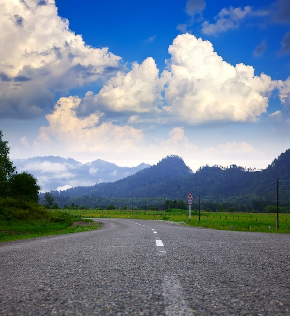 Camino a través de las montañas de Altai