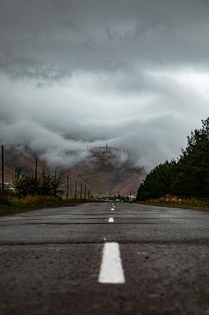 Foto gratuita un camino a través de las nubes