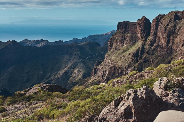 Caminos tortuosos y sinuosos que suben las montañas. Islas Filipinas.